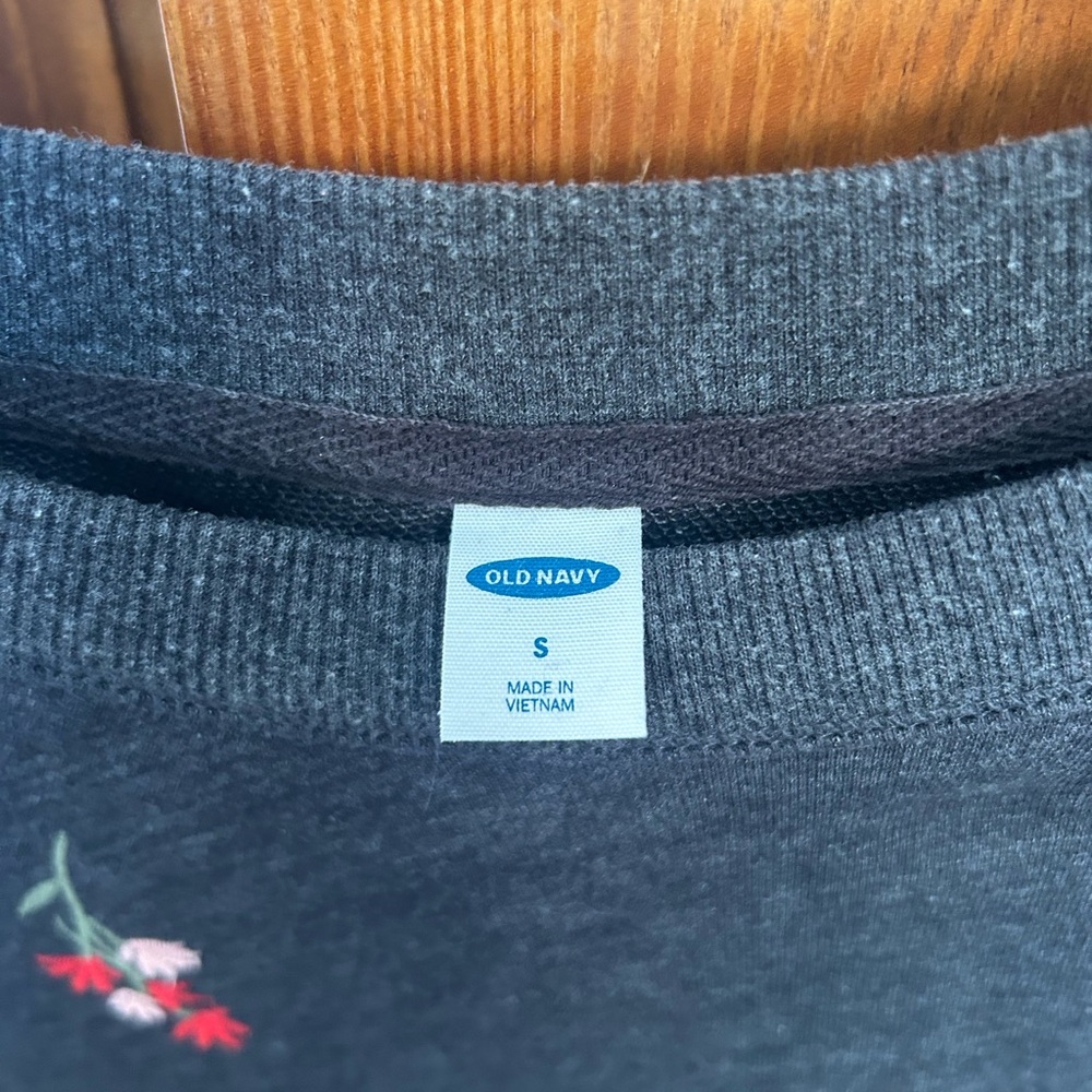 Floral Embroidered Crewneck - Picture 2 of 3
